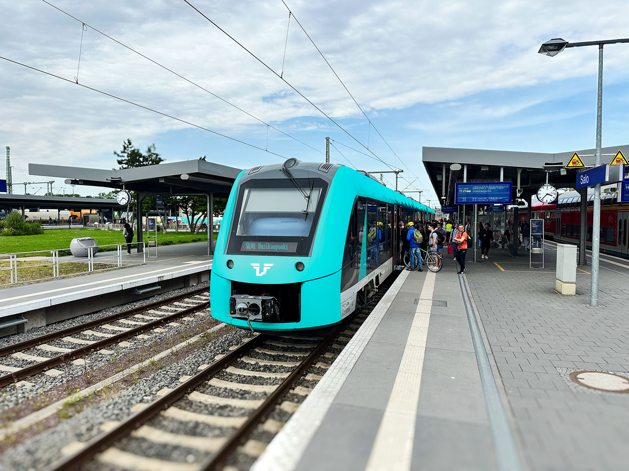 Luonnos Suomen Lähijunien junasta asemalla