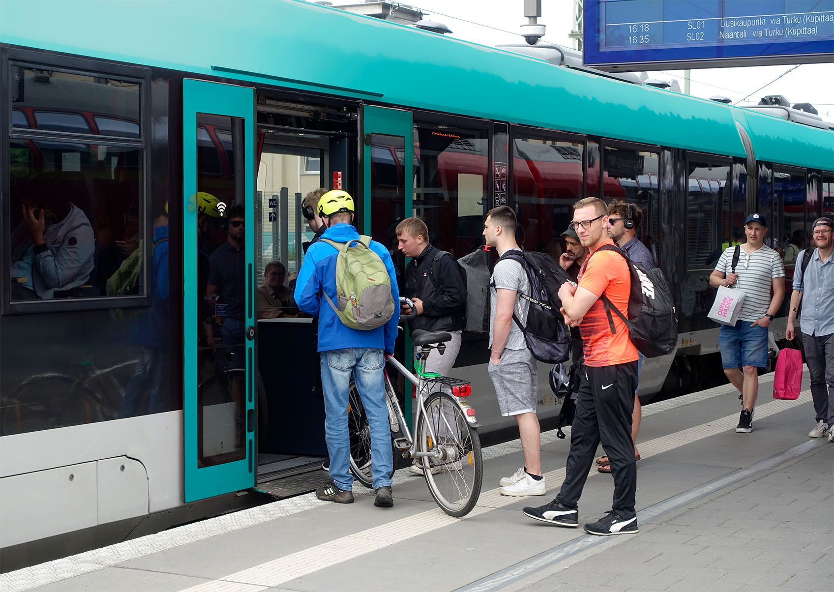 Esimerkki esteettömästä sisäänkäynnistä junaan